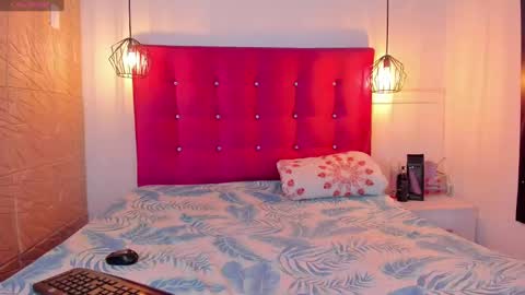 Snapshot of littlesophiie_ chatting on February 19, 2025, 2:55 pm littlesophiie_ online show from February 19, 2025, 2:55 pm