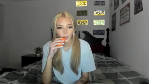 Snapshot of livvywinters chatting on April 16, 2026, 4:57 am Livvy online show from April 16, 2026, 4:57 am
