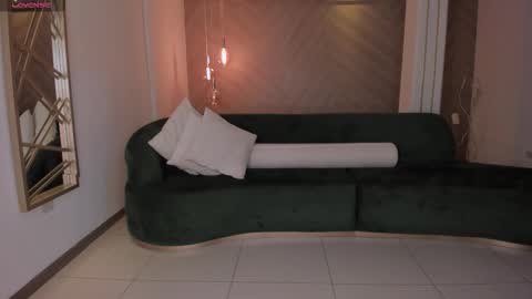 Lizzi  online show from September 8, 2025, 8:30 pm