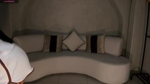 Lizzi  online show from November 10, 2025, 9:03 pm