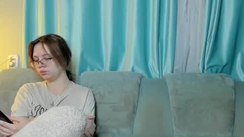 lizzi_muur online show from December 20, 2024, 4:25 pm