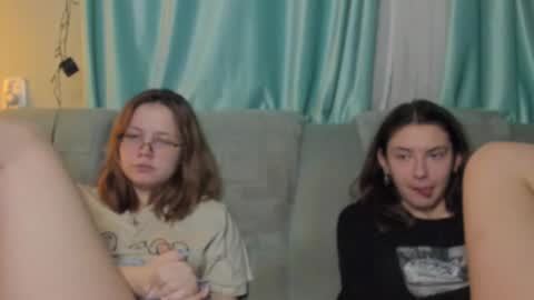 lizzi_muur online show from January 6, 2025, 7:45 pm