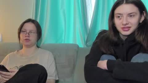 lizzi_muur online show from February 3, 2025, 11:20 am