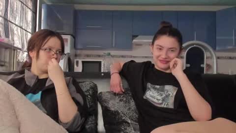 lizzi_muur online show from February 8, 2025, 1:33 pm