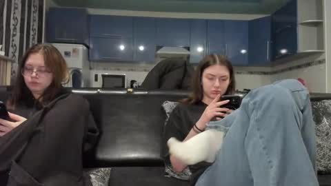 lizzi_muur online show from February 23, 2025, 3:40 pm