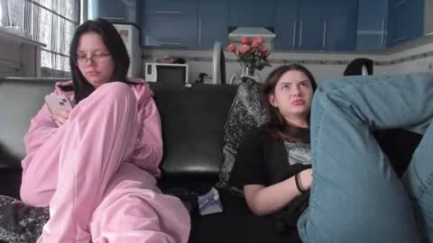 lizzi_muur online show from March 12, 2025, 12:47 pm