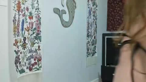 lizzy_fit online show from December 4, 2025, 8:39 pm