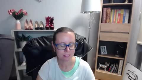 Lizzy online show from September 9, 2025, 4:23 am