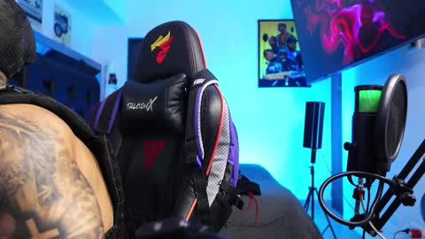 logan_hugh8 online show from February 21, 2026, 12:00 am