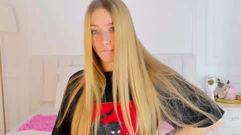 lola_lewis online show from December 3, 2025, 9:18 am