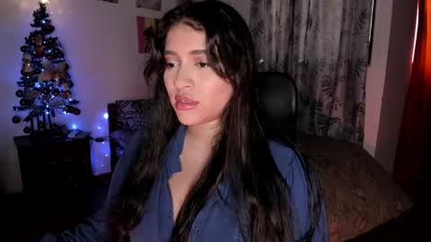 lolaasmith_21 online show from December 19, 2024, 10:00 pm