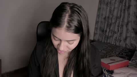 lolaasmith_21 online show from January 11, 2025, 10:40 pm