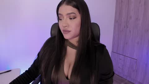 lolaasmith_21 online show from January 18, 2025, 9:13 pm