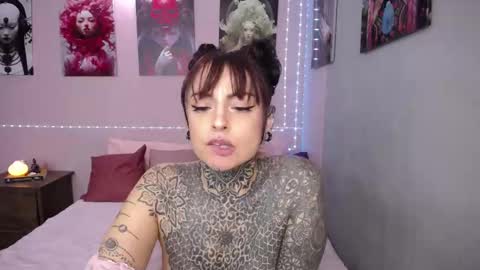 Lola online show from September 25, 2025, 5:16 pm