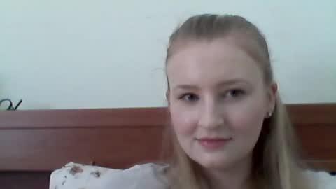 lolaglamour_ online show from June 30, 2026, 8:37 am