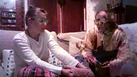 Snapshot of lolahueso chatting on February 14, 2025, 6:19 pm LOLA HUESO y ERIC online show from February 14, 2025, 6:19 pm