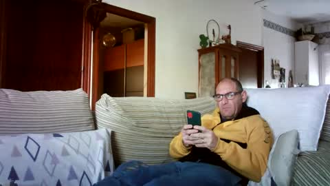 Snapshot of lolahueso chatting on February 17, 2025, 3:31 pm LOLA HUESO y ERIC online show from February 17, 2025, 3:31 pm