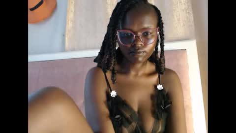 lolamia7 online show from November 12, 2025, 6:14 am