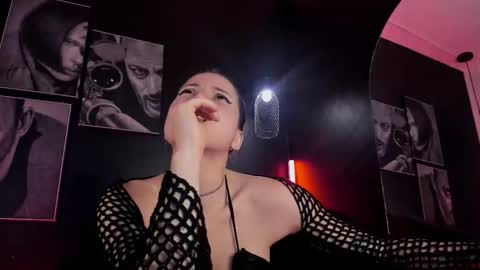 lolamustaine_ online show from November 20, 2025, 9:36 pm