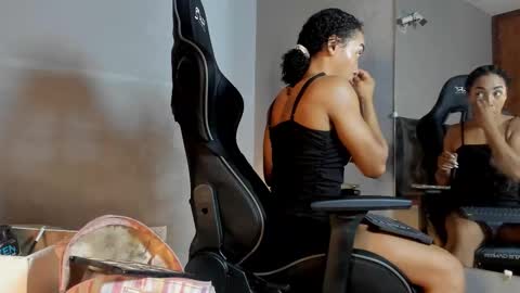 lolareyes1 online show from December 5, 2025, 4:10 am