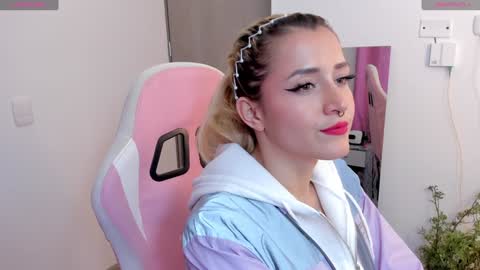 Snapshot of lolly_js_ chatting on January 4, 2025, 2:35 am Lolly online show from January 4, 2025, 2:35 am