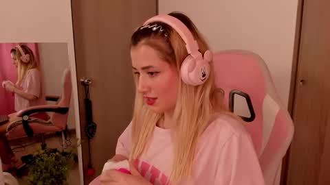 Snapshot of lolly_js_ chatting on February 25, 2025, 3:42 am Lolly online show from February 25, 2025, 3:42 am