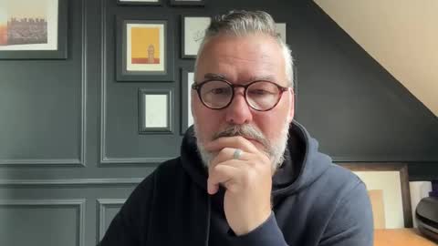 Snapshot of londongent2023 chatting on June 4, 2026, 8:20 am EnglishBear online show from June 4, 2026, 8:20 am