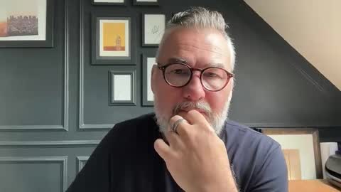Snapshot of londongent2023 chatting on June 5, 2026, 9:26 am EnglishBear online show from June 5, 2026, 9:26 am