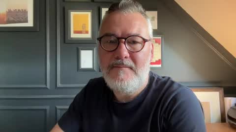 Snapshot of londongent2023 chatting on June 19, 2026, 8:40 am EnglishBear online show from June 19, 2026, 8:40 am