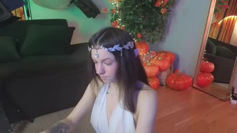 Luna online show from October 31, 2025, 8:43 pm