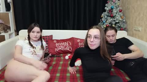 Jean and Isa right couple Mark and Eva left couple online show from December 27, 2024, 8:13 am