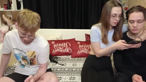 Jean and Isa right couple Mark and Eva left couple online show from January 5, 2025, 8:11 am