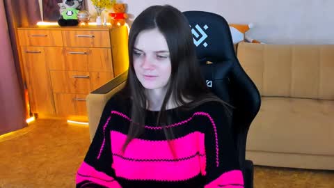 Snapshot of lora_cain chatting on December 9, 2024, 3:44 pm Lora Cain online show from December 9, 2024, 3:44 pm