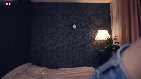 Lora online show from December 3, 2025, 5:15 am