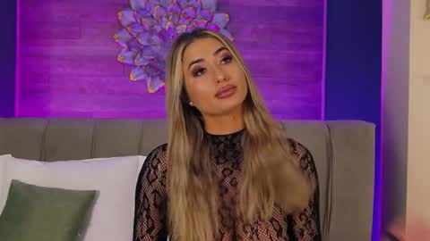 Lora online show from April 16, 2026, 7:25 pm