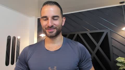  L O R E N Z O  Thumbs Up help  online show from January 18, 2025, 5:48 pm