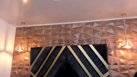  L O R E N Z O  Thumbs Up help  online show from February 11, 2025, 5:18 pm