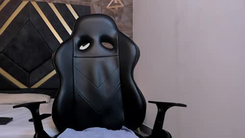  L O R E N Z O  Thumbs Up help  online show from March 6, 2025, 9:42 pm