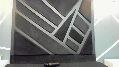  L O R E N Z O  Thumbs Up help  online show from September 12, 2025, 5:24 pm