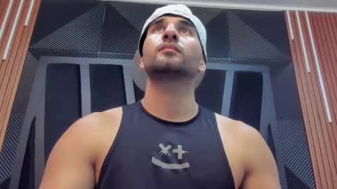  L O R E N Z O  Thumbs Up help  online show from October 22, 2025, 5:24 pm