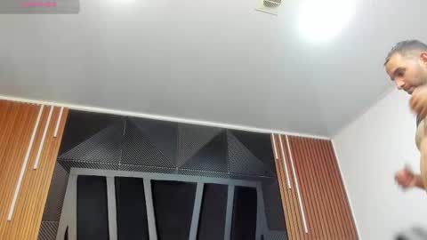  L O R E N Z O  Thumbs Up help  online show from November 12, 2025, 5:13 pm