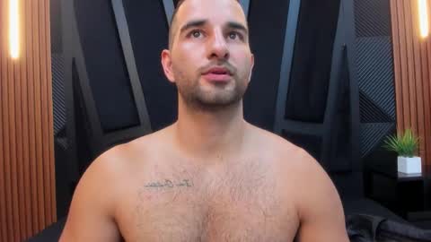  L O R E N Z O  Thumbs Up help  online show from November 26, 2025, 5:14 pm