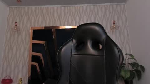  L O R E N Z O  Thumbs Up help  online show from January 7, 2026, 6:10 pm