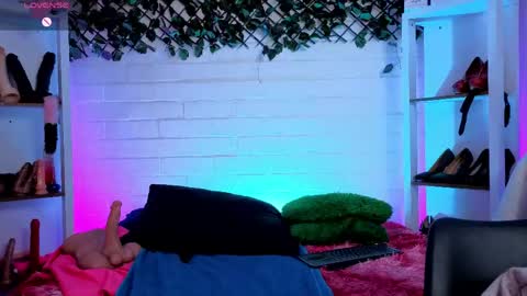 Snapshot of louise_nails chatting on May 30, 2026, 3:53 pm LouIse online show from May 30, 2026, 3:53 pm