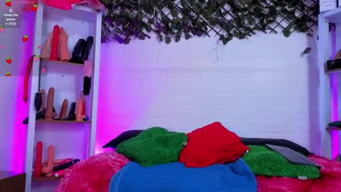 Snapshot of louise_nails chatting on June 5, 2026, 6:35 pm LouIse online show from June 5, 2026, 6:35 pm