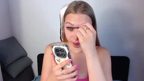 Snapshot of love_bella_ chatting on July 16, 2026, 12:27 am love bella online show from July 16, 2026, 12:27 am