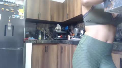 Snapshot of love_gatubela chatting on October 1, 2025, 4:57 pm Nina online show from October 1, 2025, 4:57 pm