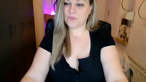 Snapshot of love_kimx chatting on June 11, 2026, 6:22 am Love Kimx online show from June 11, 2026, 6:22 am