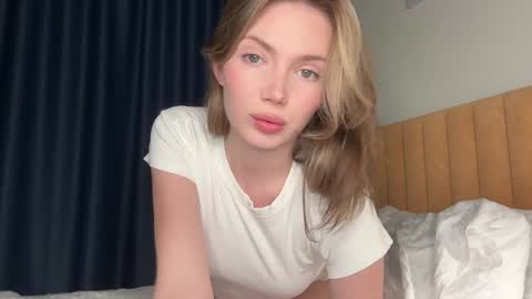 Sofi   online show from September 21, 2025, 5:58 pm