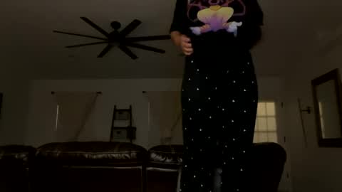 Snapshot of lovellly_ chatting on December 9, 2024, 4:12 am Love online show from December 9, 2024, 4:12 am